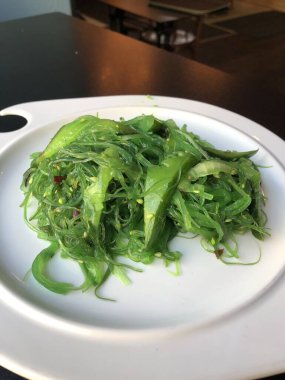 Deniz yosunu salatalıklı vejetaryen salatası ve avokado.