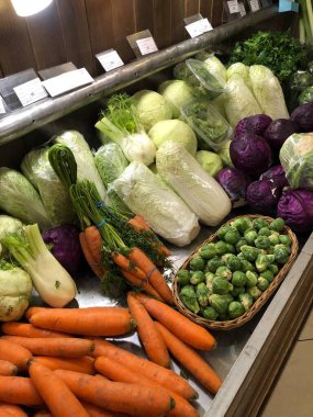 Sebze ve otlar piyasada