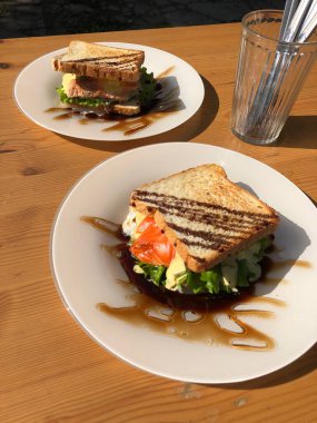 Somon yumurtası ve peynirli sandviç.