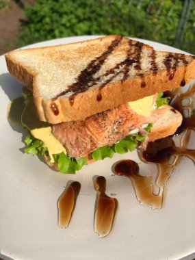 Somon yumurtası ve peynirli sandviç.