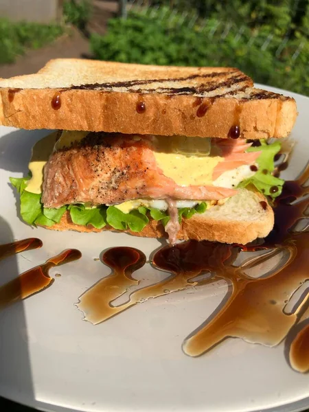 鮭の卵とチーズのサンドイッチ — ストック写真
