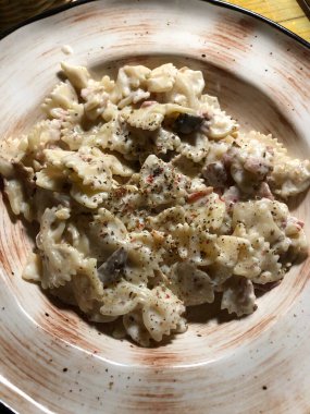 Pastırmalı, mantarlı ve kremalı makarna.