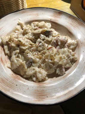 Pastırmalı, mantarlı ve kremalı makarna.