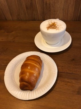 Tarçınlı kapuçino kahvesi.