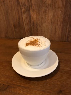 Tarçınlı kapuçino kahvesi.