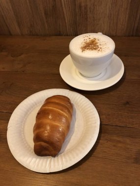 Tarçınlı kapuçino kahvesi.