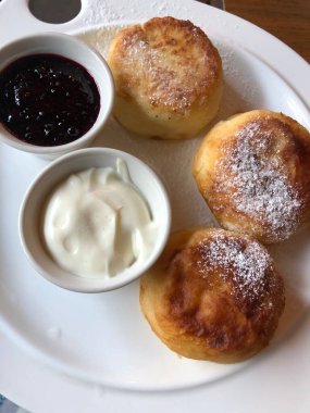 Lezzetli peynirli kekler, ekşi krema ve reçelli.
