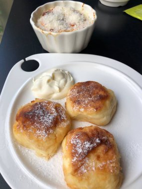 Lezzetli peynirli kekler, ekşi krema ve reçelli.