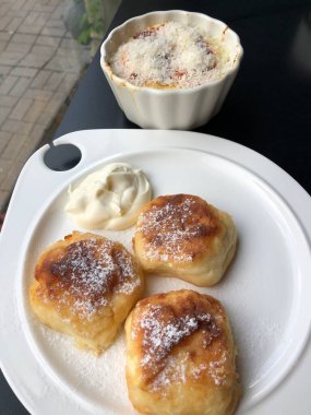 Lezzetli peynirli kekler, ekşi krema ve reçelli.