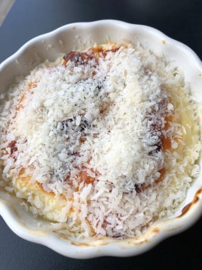 Hindistan cevizi ile süzme peynir güveç