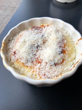 Hindistan cevizi ile süzme peynir güveç