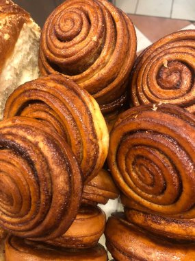 Tarçınlı taze çörekler ve bal