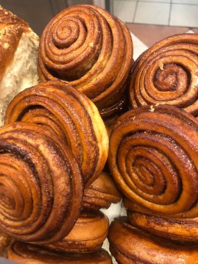 Tarçınlı taze çörekler ve bal