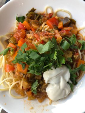 Sebzeli, kremalı ve otlu makarna.