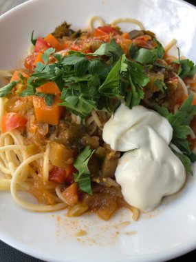 Sebzeli, kremalı ve otlu makarna.