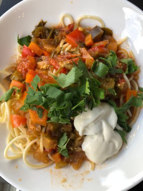 Sebzeli, kremalı ve otlu makarna.