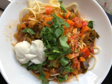 Sebzeli, kremalı ve otlu makarna.