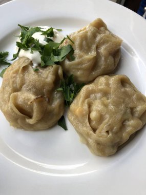 Ekşi kremalı ve otlu lezzetli börekler.
