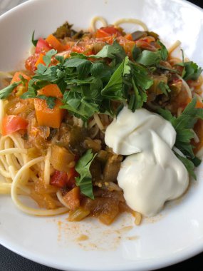 Sebzeli, kremalı ve otlu makarna.