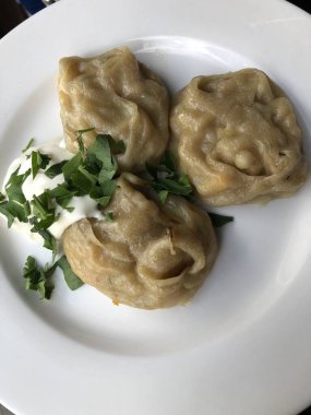 Ekşi kremalı ve otlu lezzetli börekler.