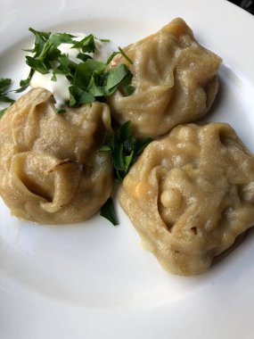 Ekşi kremalı ve otlu lezzetli börekler.