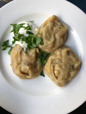 Ekşi kremalı ve otlu lezzetli börekler.