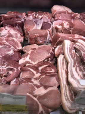 Piyasada taze et ve domuz eti.