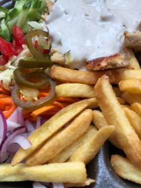 Sebze ve soslu tavuk kebabı.