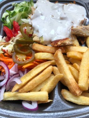 Sebze ve soslu tavuk kebabı.