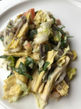 Sebze ve peynirli lezzetli vejetaryen salatası.