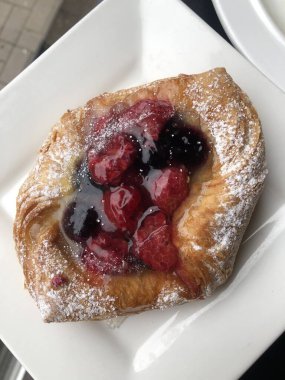 Ahududu ve kirazlı lezzetli çörek.