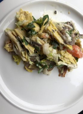 Sebze ve peynirli lezzetli vejetaryen salatası.