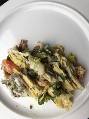 Sebze ve peynirli lezzetli vejetaryen salatası.