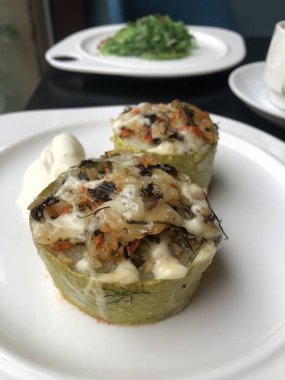 Mantar ve peynirle doldurulmuş kabak.