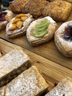 Lezzetli hamur işleri ve fındık ve meyveli kekler.