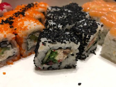 Havyarlı ve balıklı japon böreği.