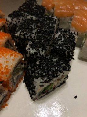 Havyarlı ve balıklı japon böreği.