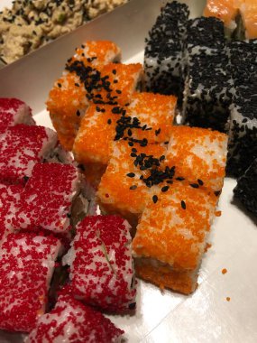 Havyarlı ve balıklı japon böreği.