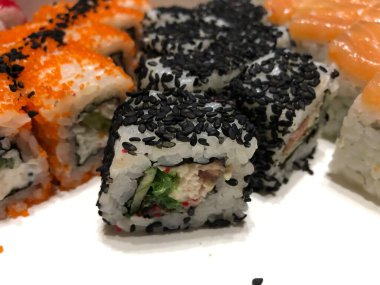 Havyarlı ve balıklı japon böreği.