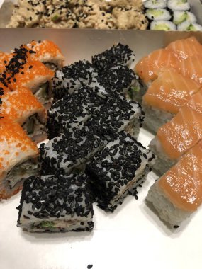 Havyarlı ve balıklı japon böreği.