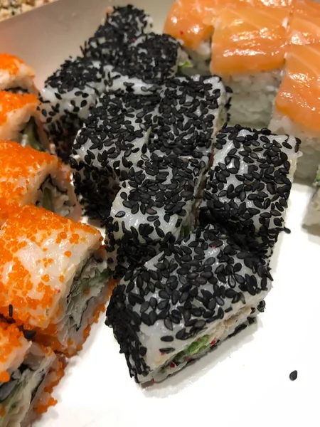 Japanska Rullar Med Kaviar Och Fisk — Stockfoto