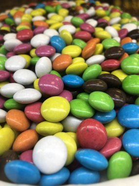 Çok renkli jöleli çikolata.