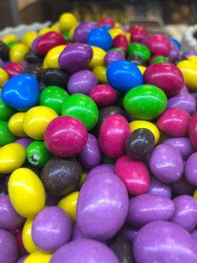 Çok renkli jöleli çikolata.