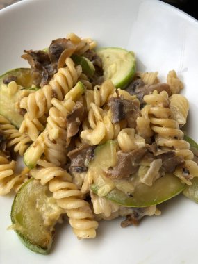 Sebzeli makarna, mantar ve peynir.