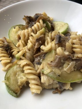 Sebzeli makarna, mantar ve peynir.