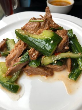 Sebze ve peynirli lezzetli vejetaryen salatası.