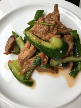 Sebze ve peynirli lezzetli vejetaryen salatası.