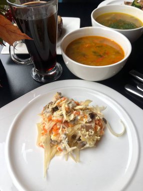 Sebze ve peynirli lezzetli vejetaryen salatası.