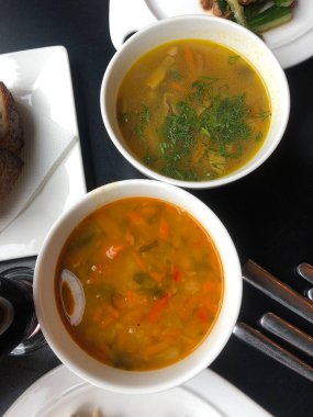 Sebze ve bitkilerle vejetaryen çorbası.