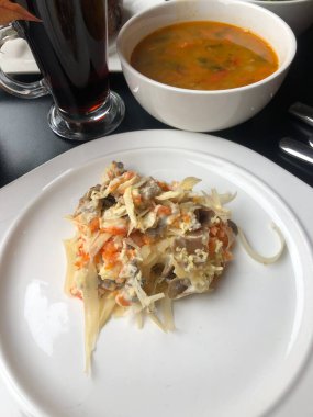 Sebze ve peynirli lezzetli vejetaryen salatası.